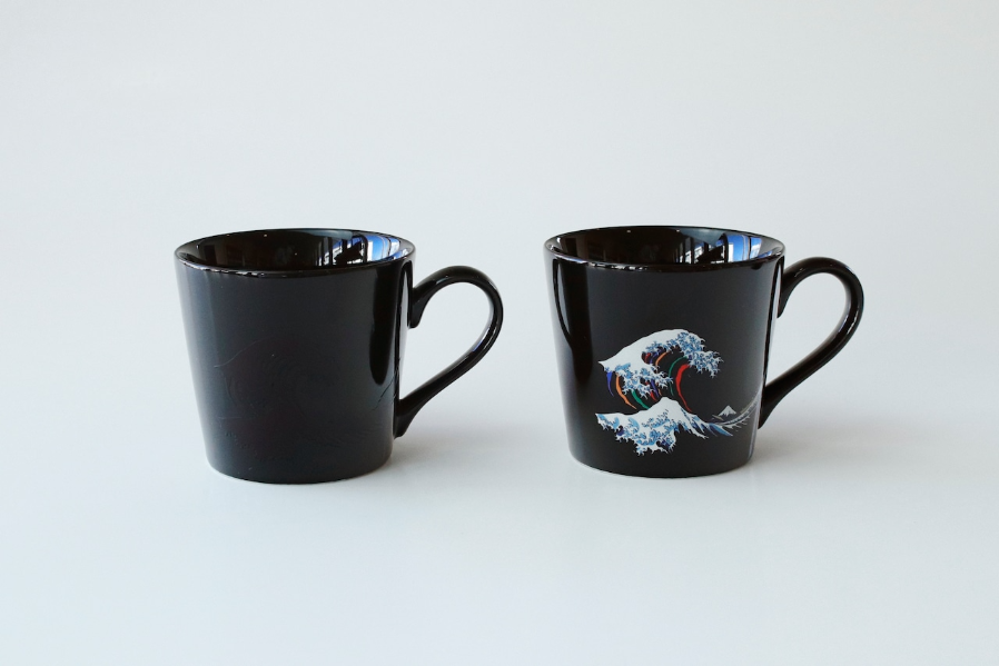 thermochromic black mug ”hokusai” (color changes with warm) thermochromic black mug ”hokusai” (color changes with warm)
